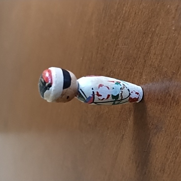 Miniature Kokeshi Doll Japanese Hand Crafted Wood Painted Kimono White Red Green - Picture 4 of 7